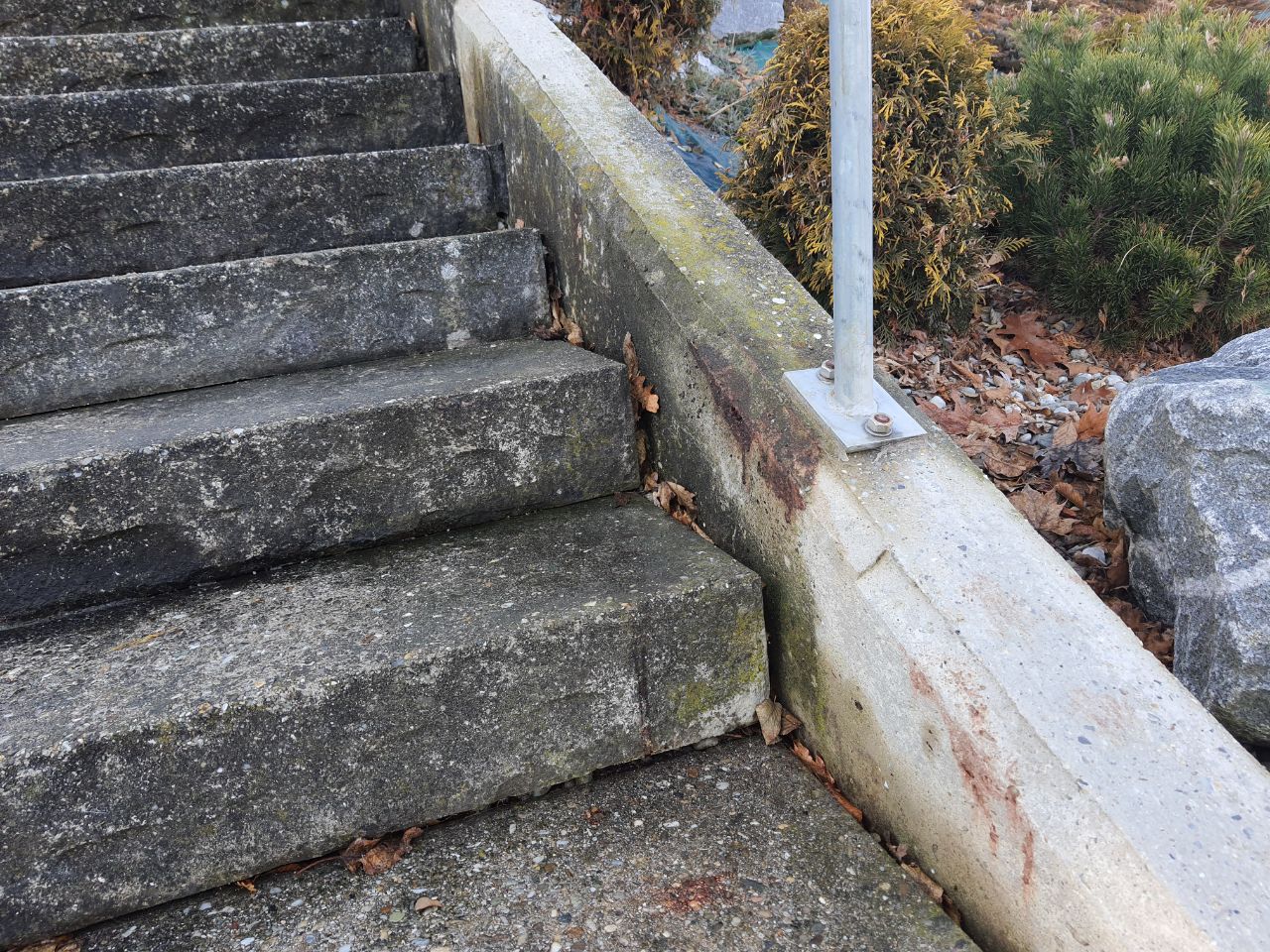 FOTO: V okolici Maribora po napadu moški obležal v mlaki krvi