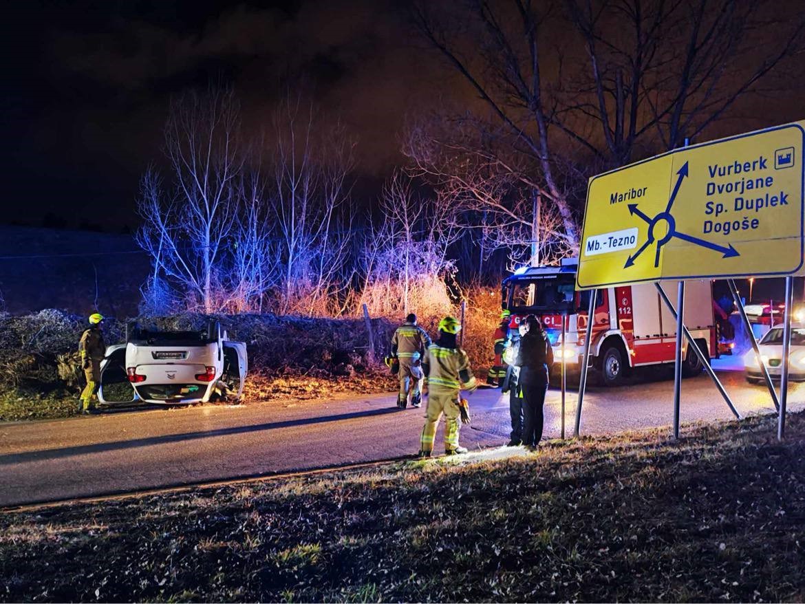 FOTO: V okolici Maribora avto v prometni nesreči pristal na strehi
