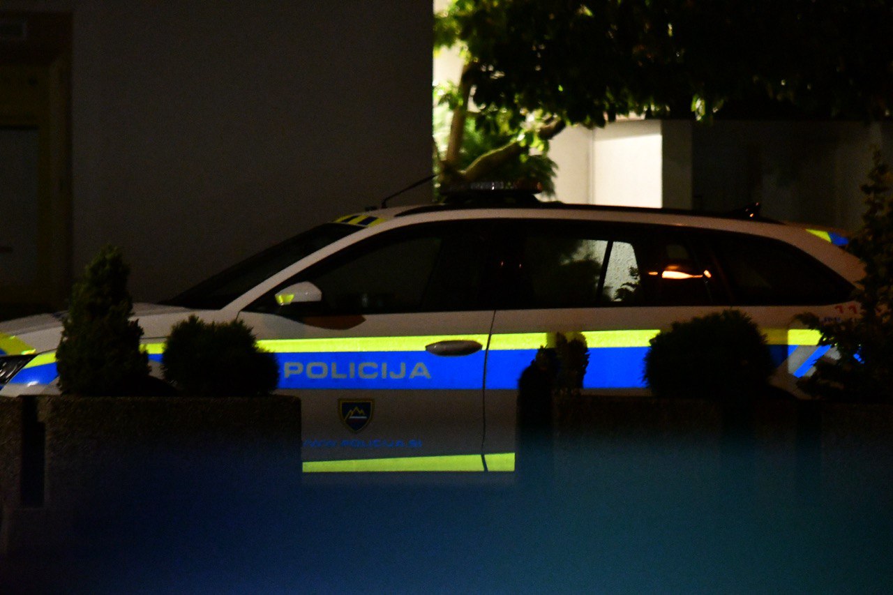 Policisti šokirani: Tehnično neizpraven avto, pijan voznik in otroci brez zaščite
