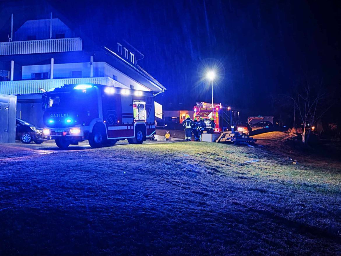 FOTO: Proti večeru zagorelo v hiši v Dupleku