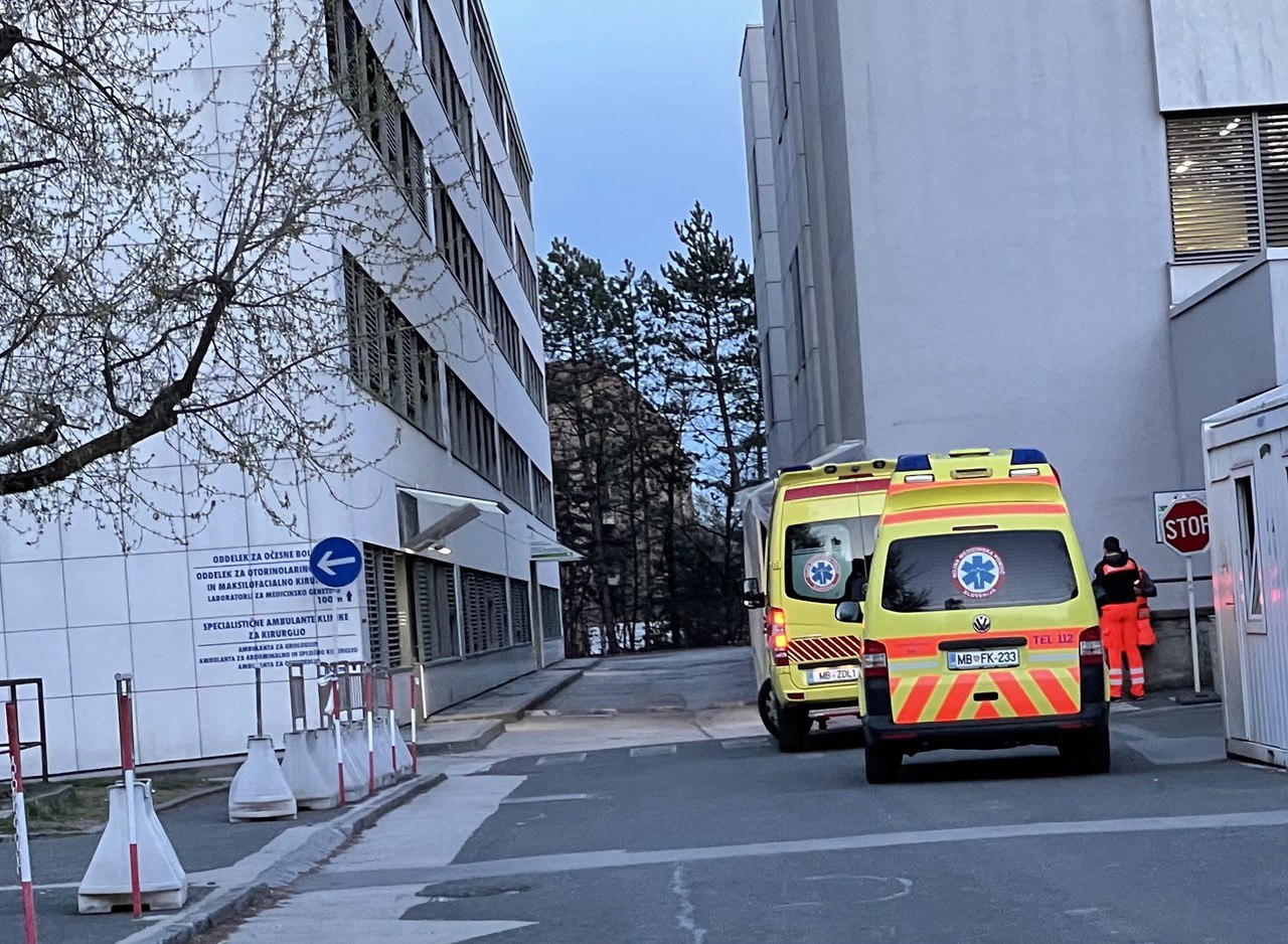 Zaradi posledic prometne nesreče v UKC Maribor umrl 75-letnik