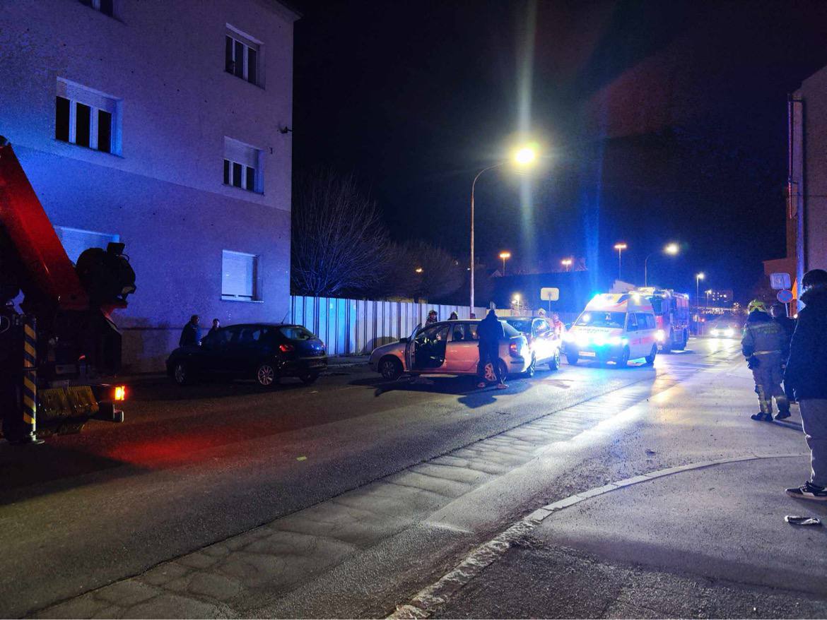 FOTO: Prometna nesreča pri Henklu, na delu tudi reševalci