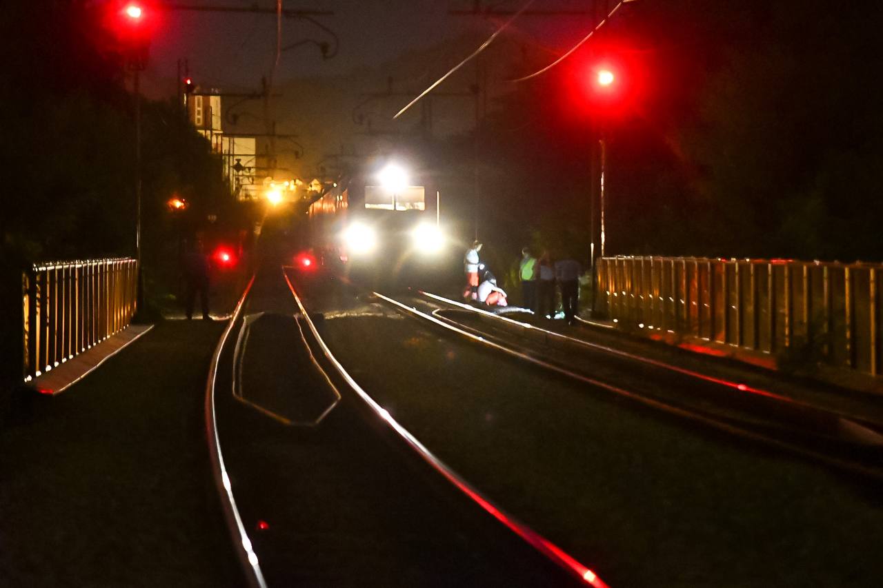 Tragično: Na tirih v Mariboru umrla ženska