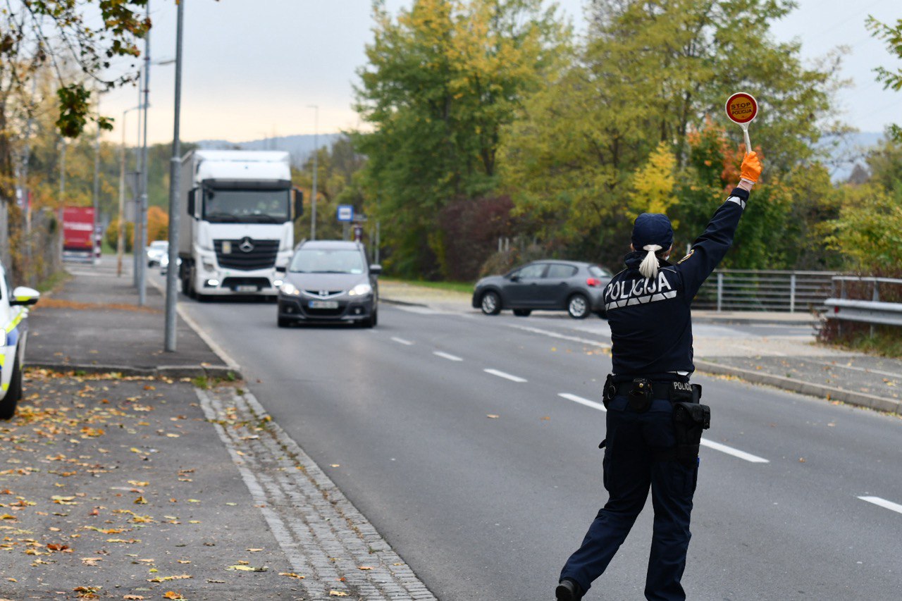 Policisti 42-letniku po kupu kazni prepovedali vožnjo, on pa pred njimi sedel v avto in odpeljal