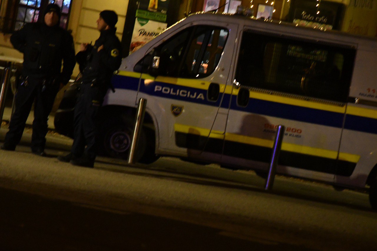 Sredi noči streljanje v Ljubljani, storilci pobegnili s kraja