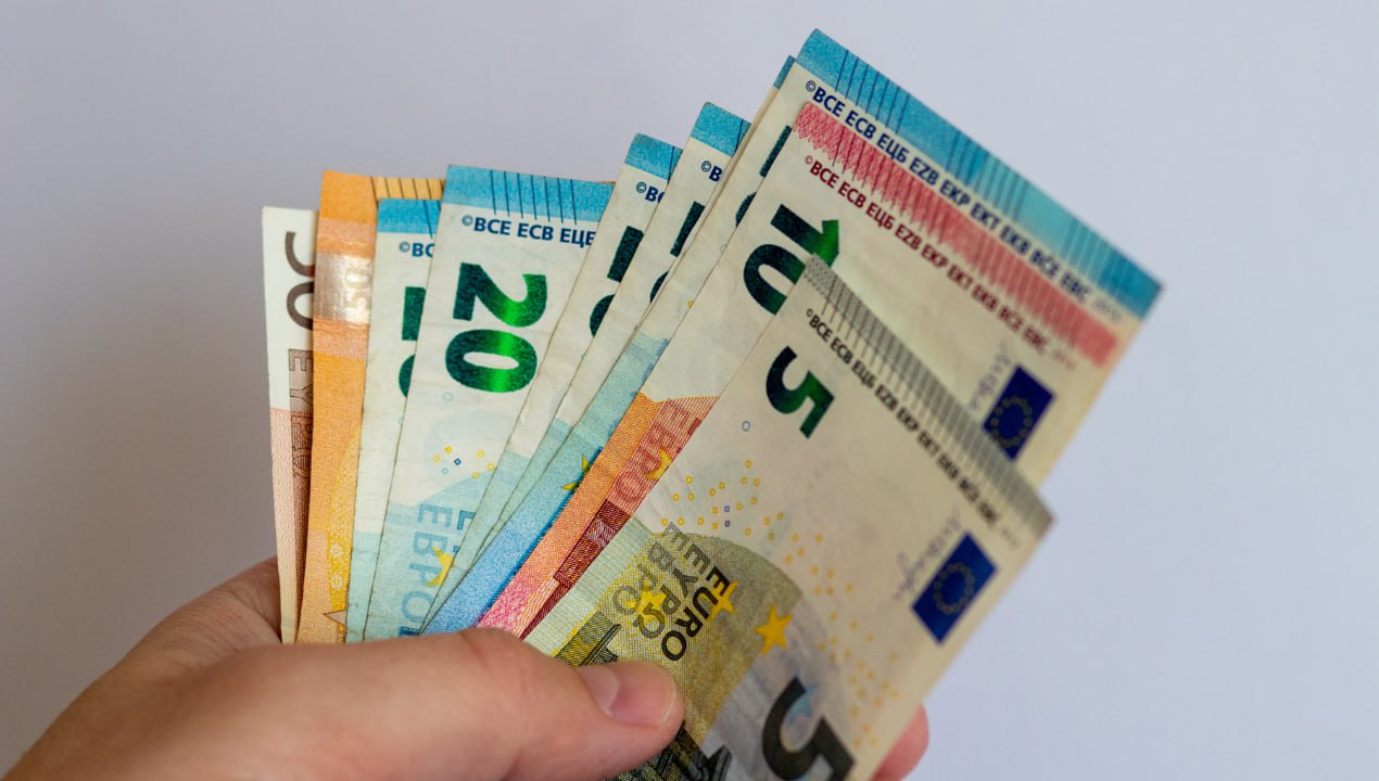 Mnoge Slovence na bančnem računu pričakalo lepo presenečenje: Povprečen znesek je 262 evrov