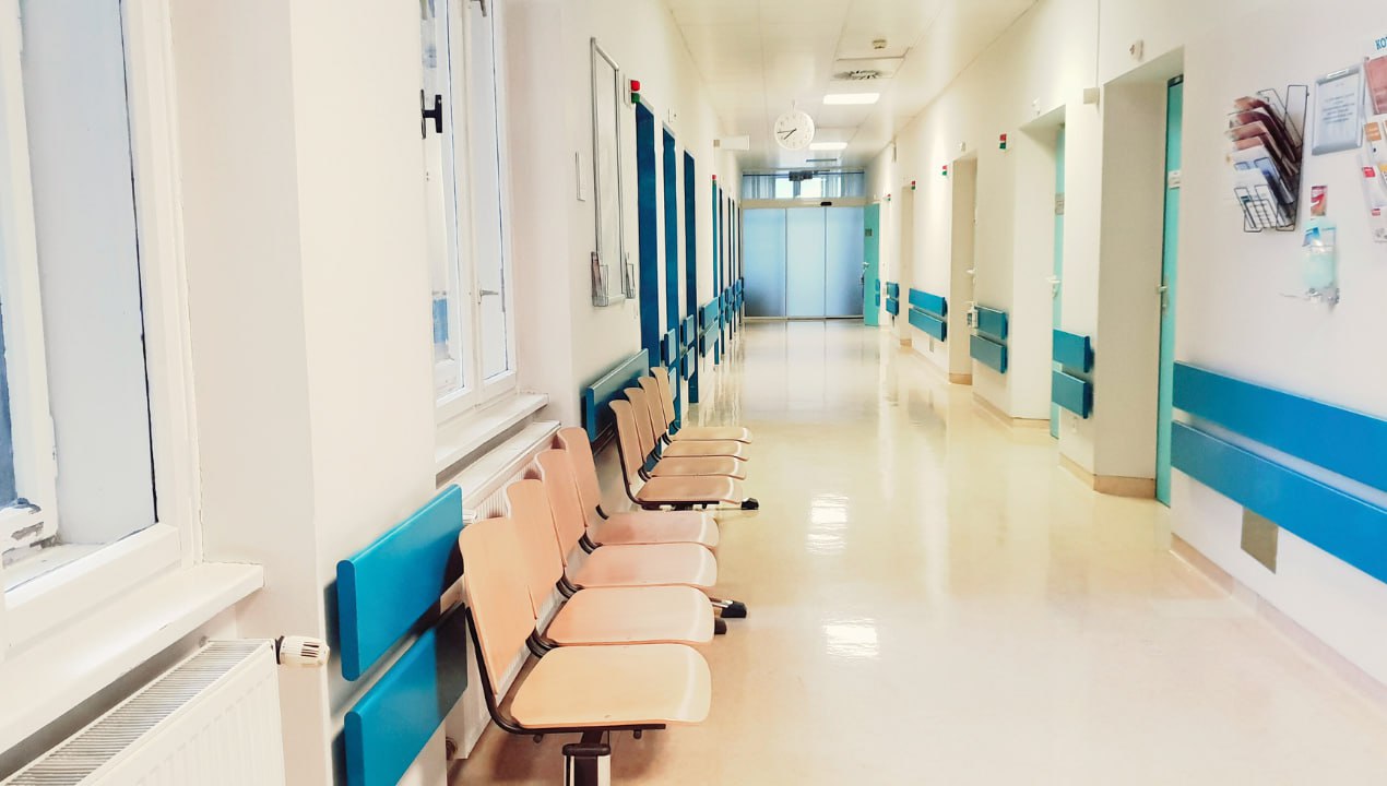Zaradi parkirnega mesta je sosedu grozil, da mu bo razbil glavo: Končalo se je s poškodbami