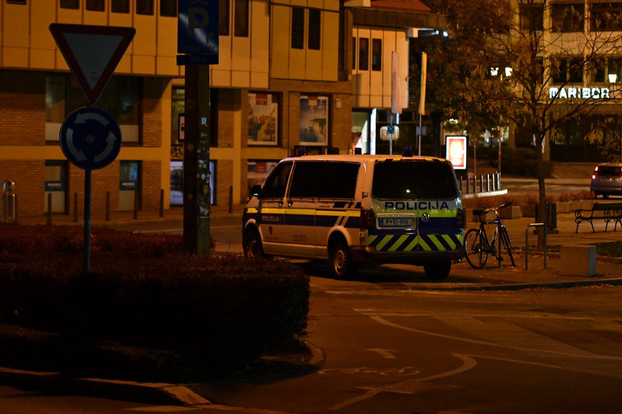 Pijan moški v Mariboru trčil v zapornico na parkirišču, nato pa se 'spravil' na varnostnika