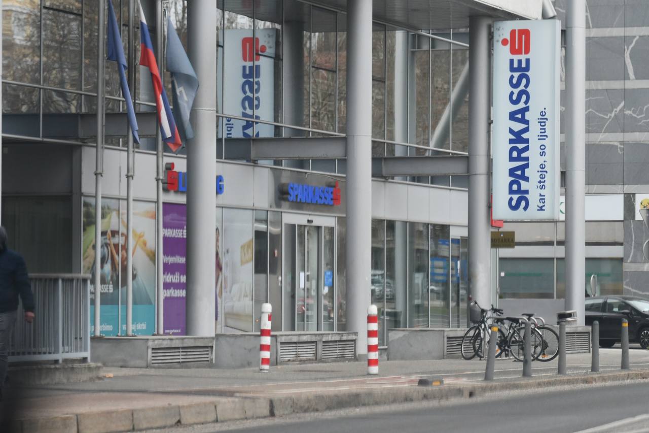 Ste videl roparja z masko na obrazu in kolesarsko čelado?