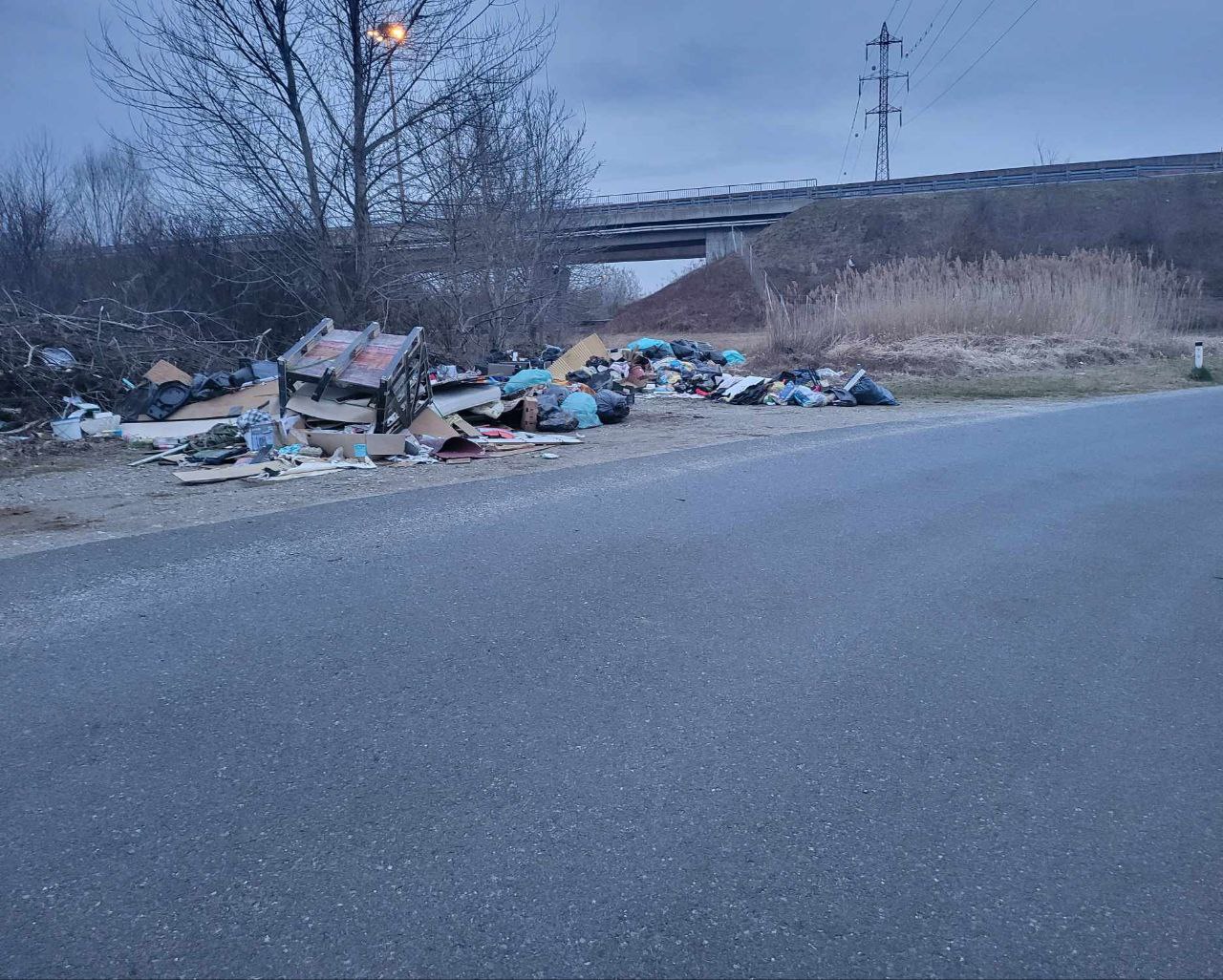 FOTO: V Slivnici divje odlagališče odpadkov raste tik ob zbirnem centru, nakopičene odpadke delavci komaj obvladajo
