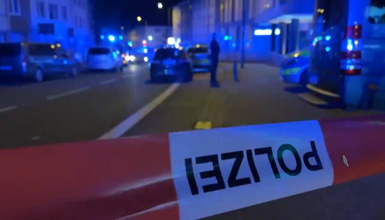 Moški napadel 26-letnico in njene tri otroke: Osumljenec še vedno na begu, dve osebi v življenjski nevarnosti