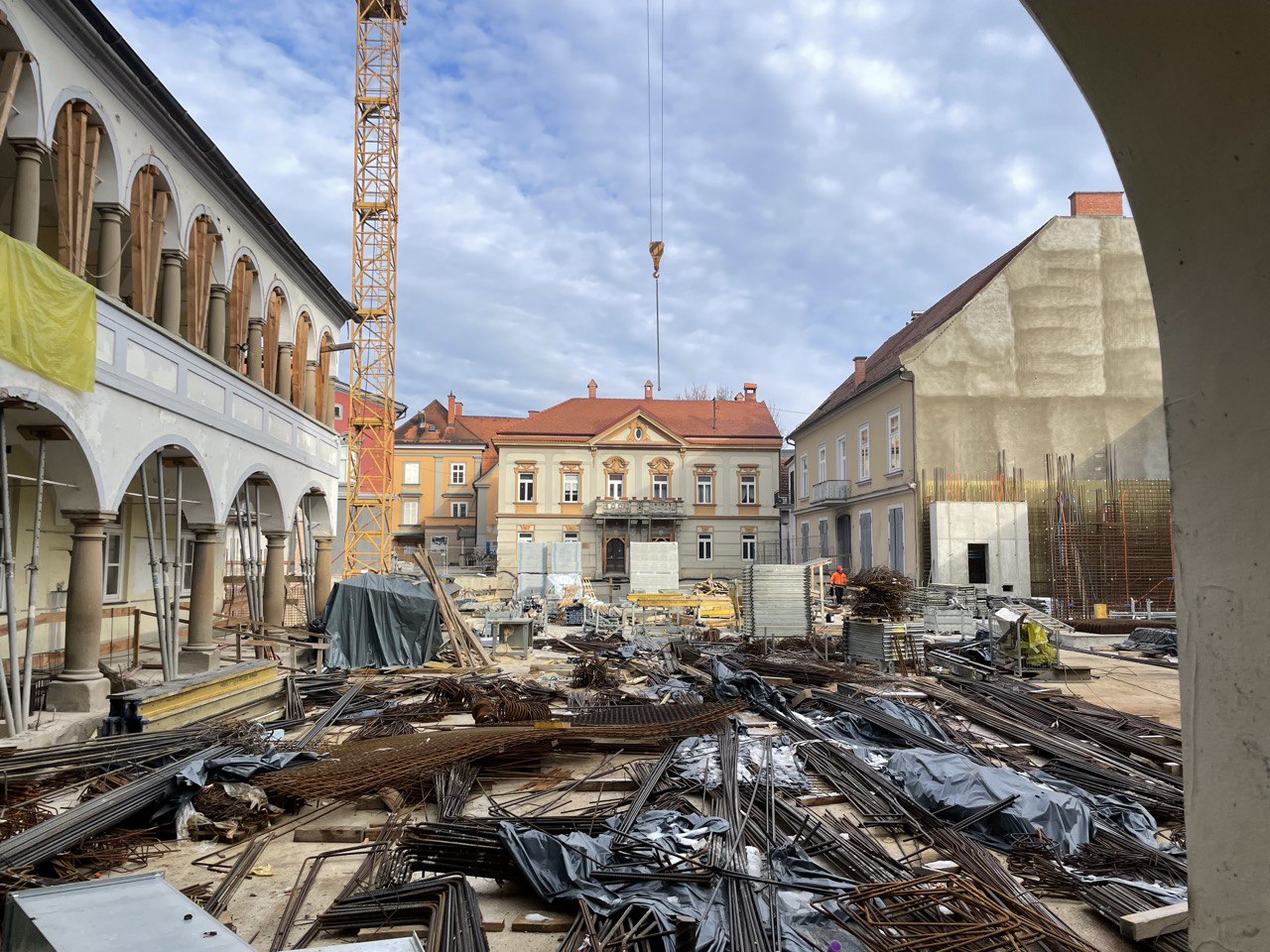 Zakaj je občina pri projektu Center Rotovž podpisala kar tri anekse?