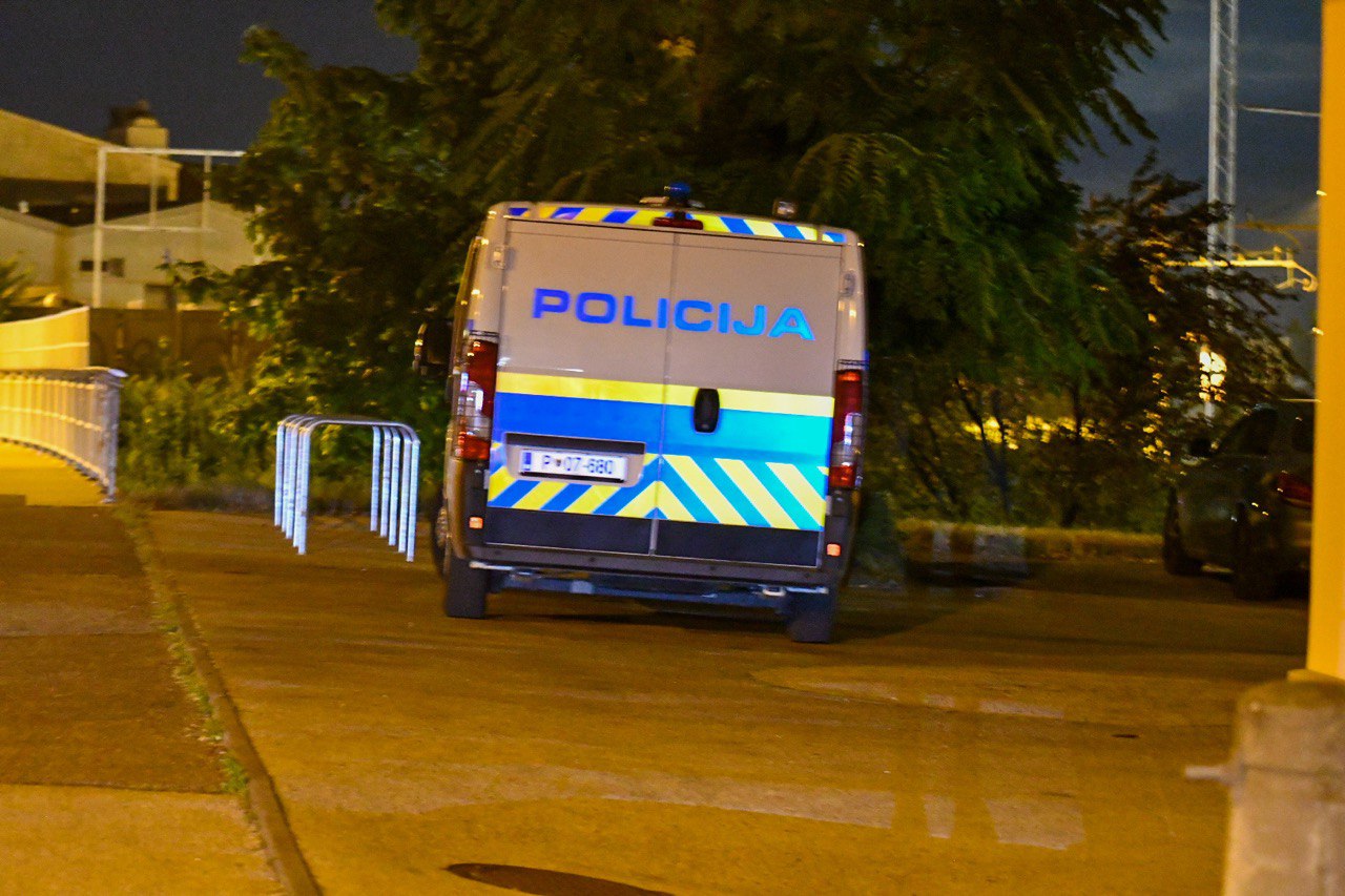 PU Maribor: Z nevarnim predmetom zahtevala denar, tako se je znašel starejši moški