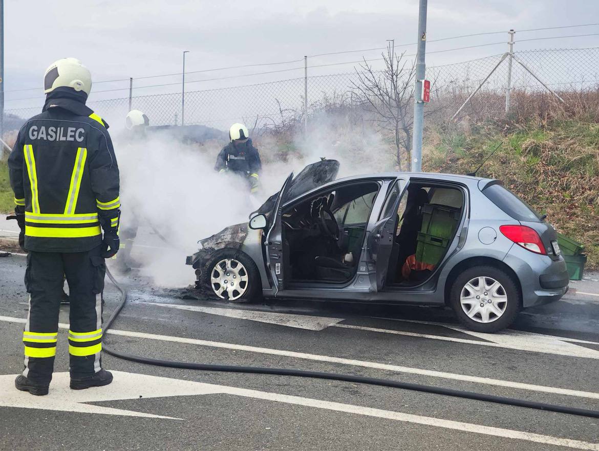 FOTO: Na Puhovi cesti zagorel avto