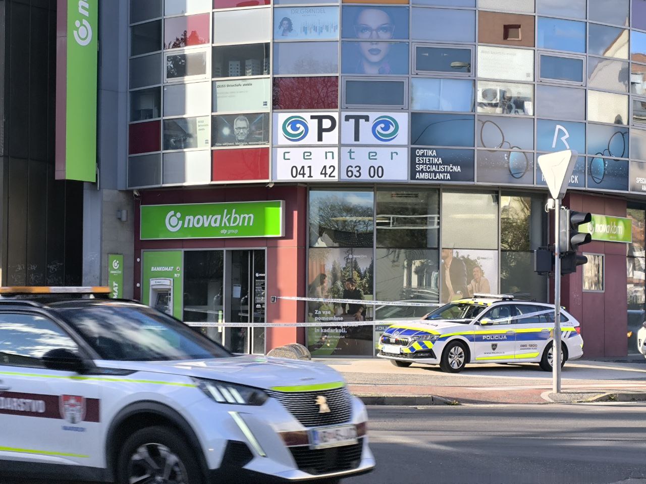 Poskus ropa v Mariboru: Z ostrim predmetom stopil v banko in zahteval denar