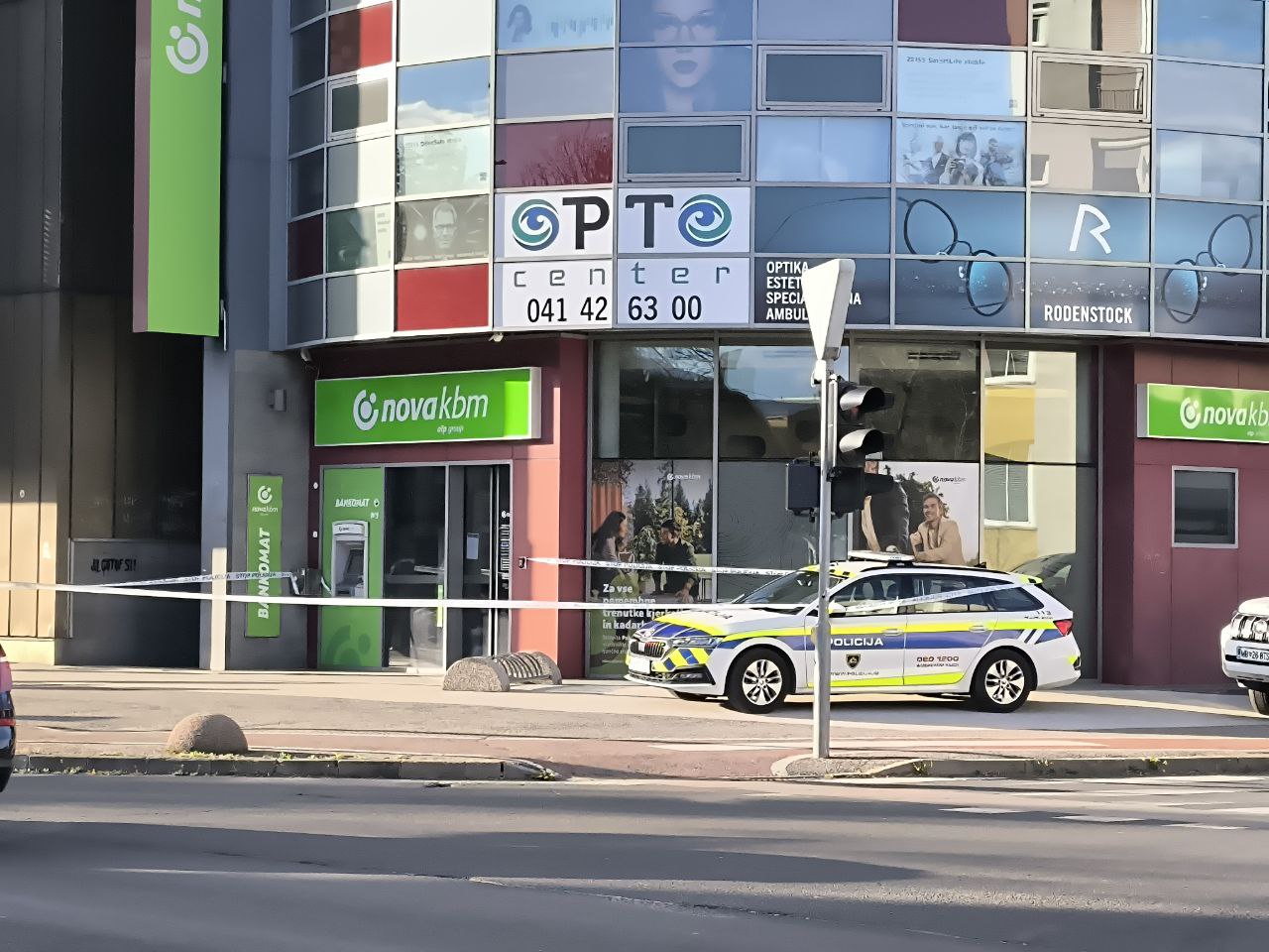FOTO: V Mariboru poskušali oropati bančno poslovalnico, na delu policisti