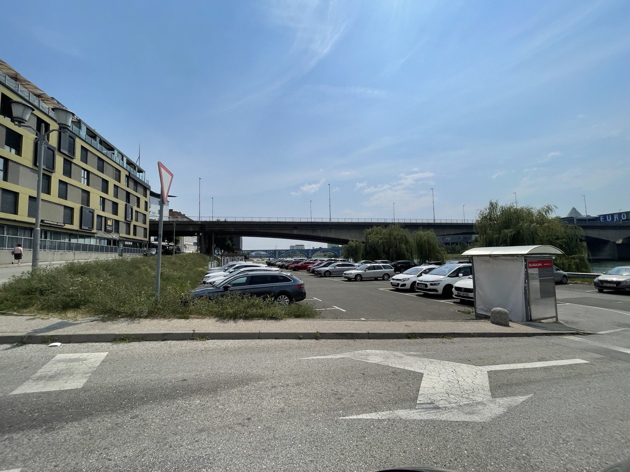 Pozor: Zaradi del se zapira parkirišče pod Titovim mostom