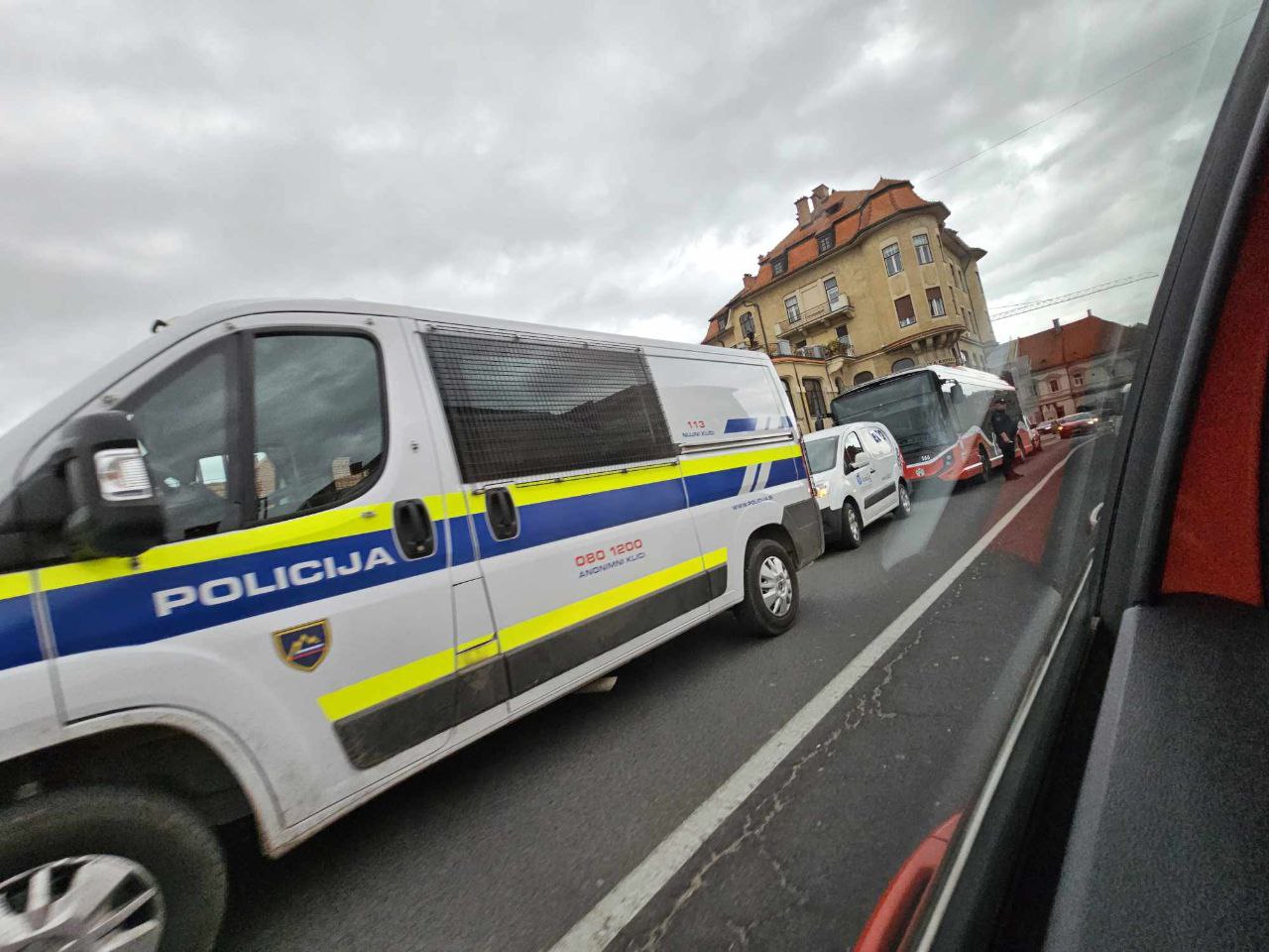 FOTO: Avtobus na Starem mostu ovira promet, na delu policisti