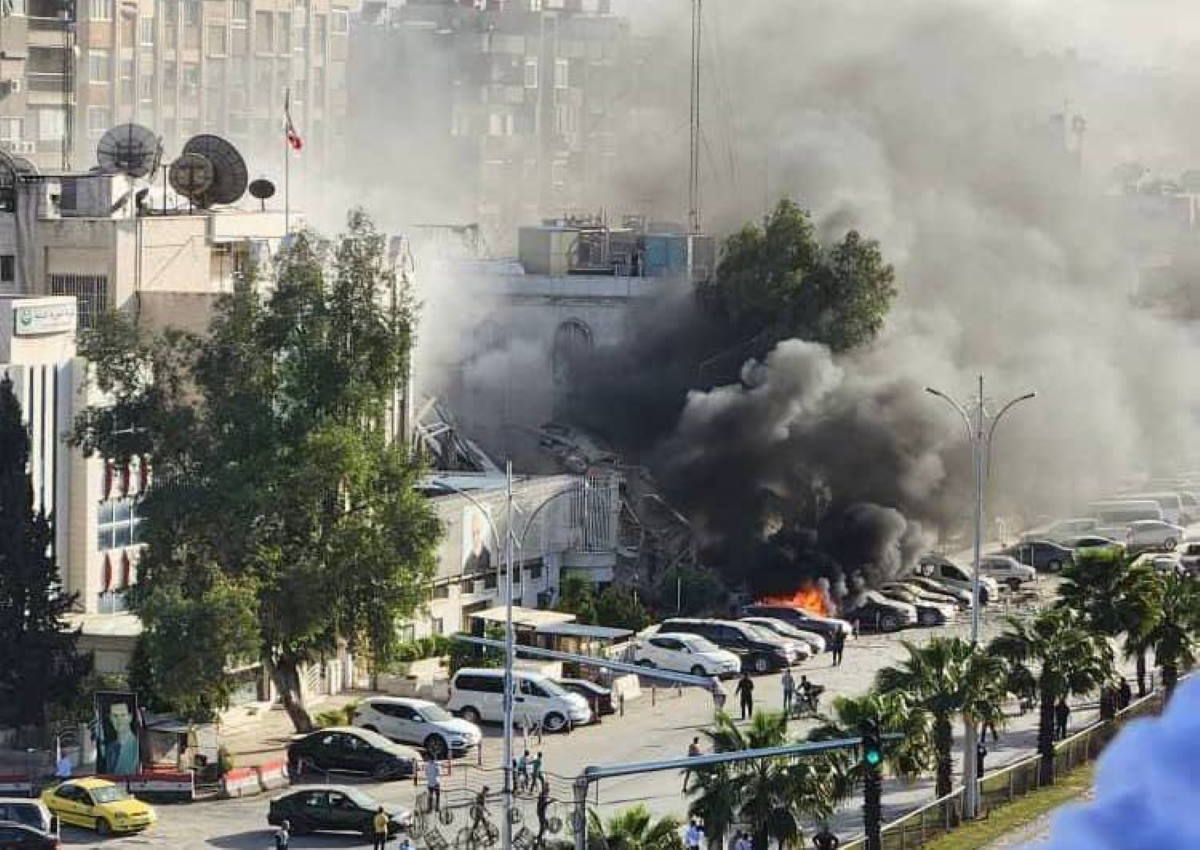 Izrael napadel Damask: Uničena tudi stavba tik ob veleposlaništvu Irana