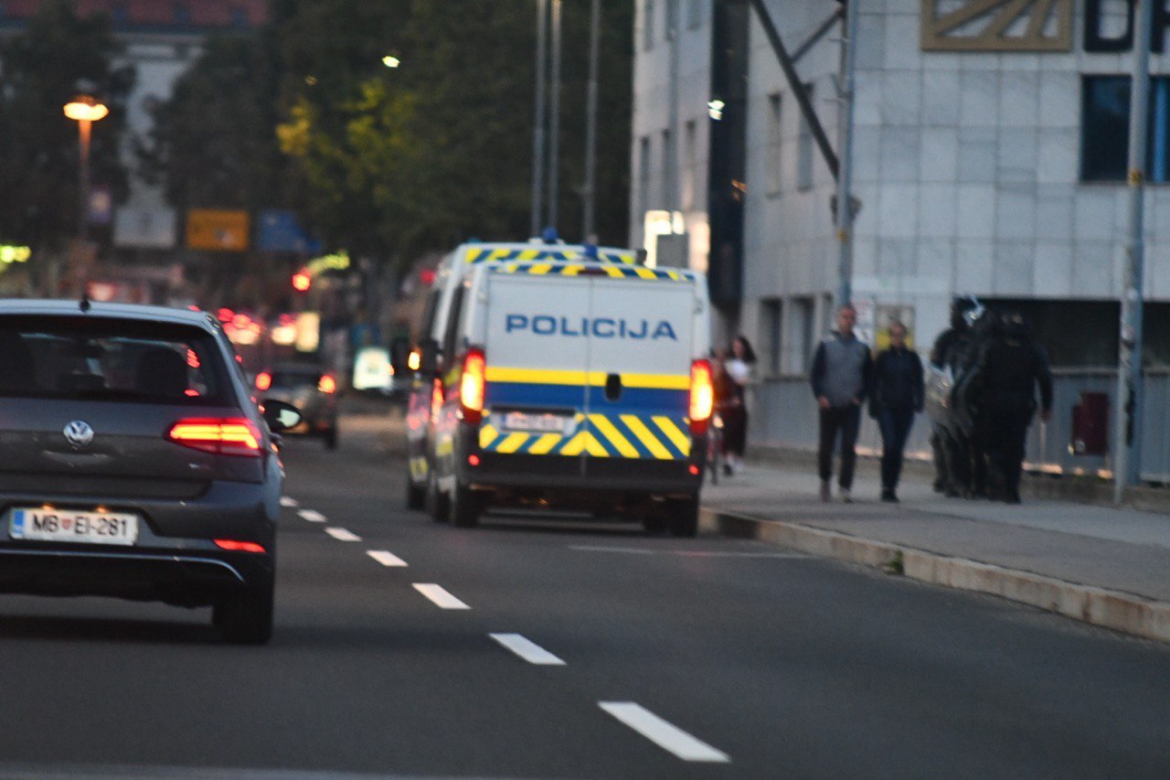 Lažni policist seje strah v Mariboru: Že več tednov ropa, njegove tarče so predvsem ...