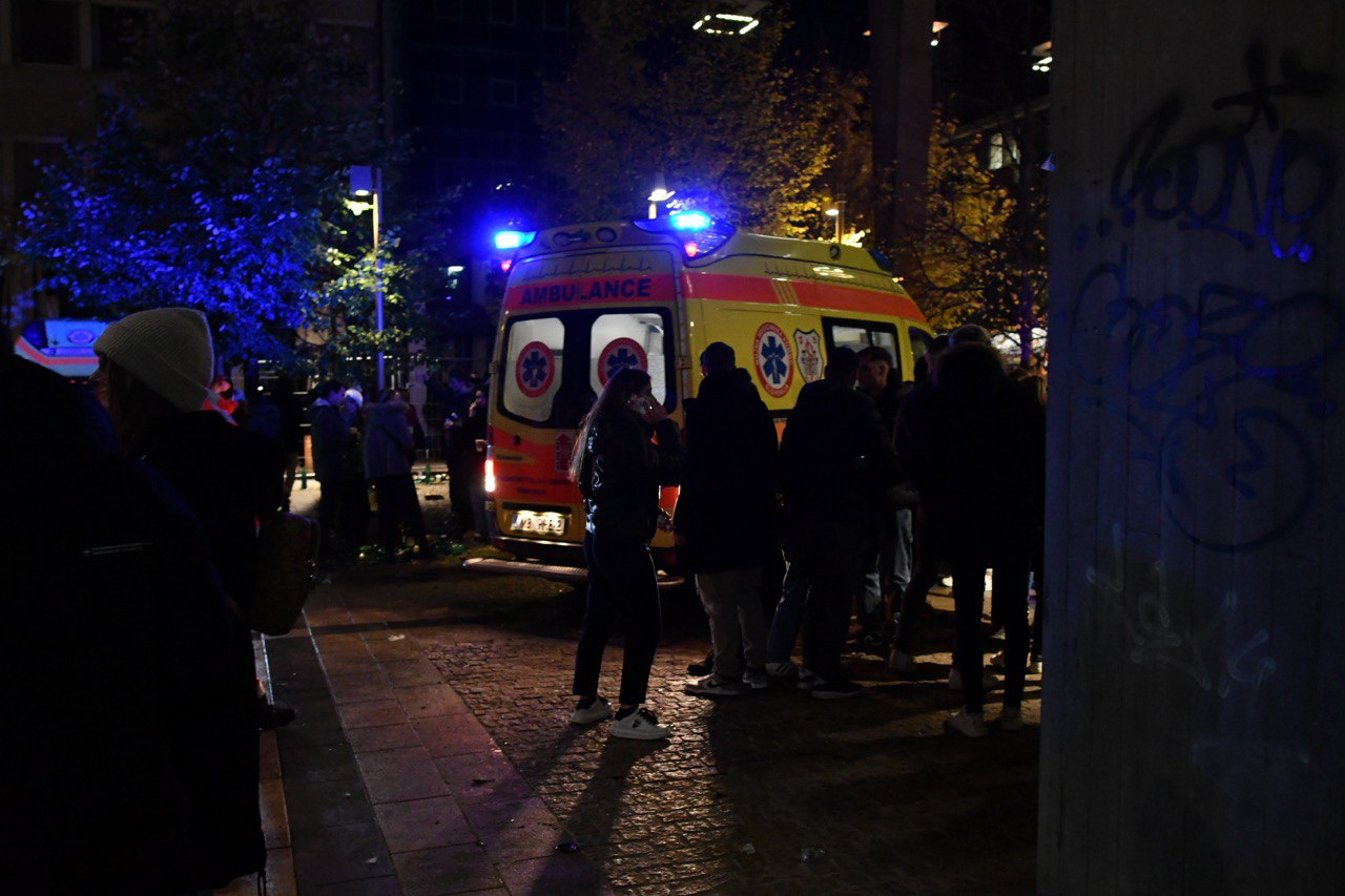 Sredi noči pele pesti, reševalci odpeljali dve poškodovani osebi