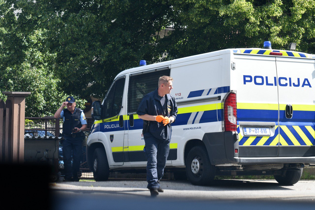 Med prazničnim kaosom: Odrinila prodajalko, ukradla denar in pobegnila peš