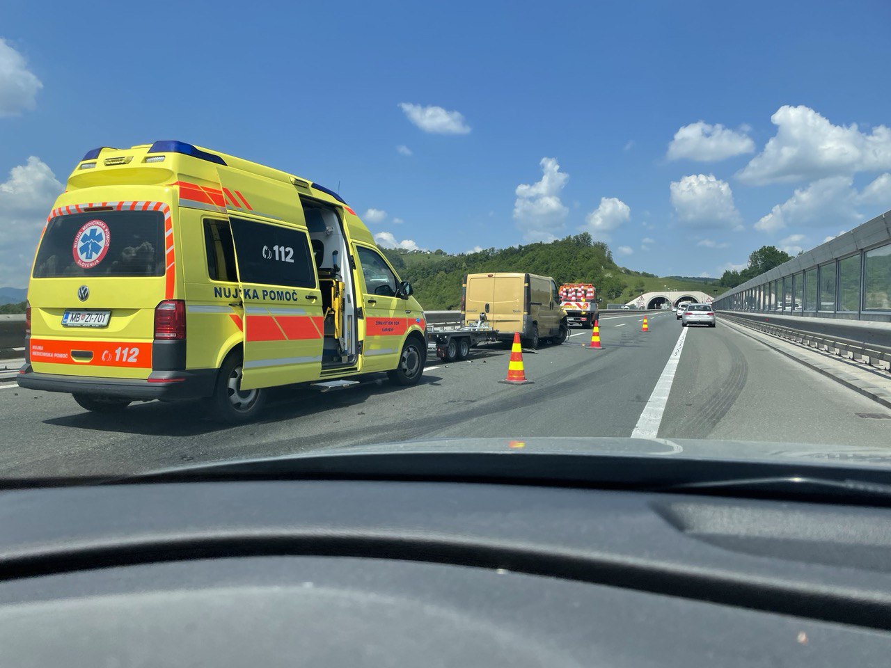 Tragedija na avtocesti: Menjal pas in trčil v motorista, ki je padel in zdrsel s ceste