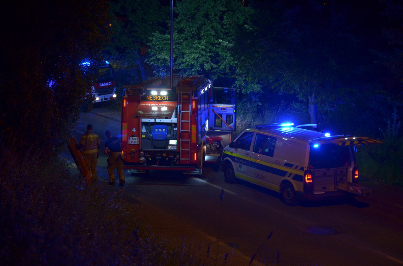 26-letnik ponoči zapeljal s ceste, trčil v ograjo, nato v drevesa ter umrl na kraju