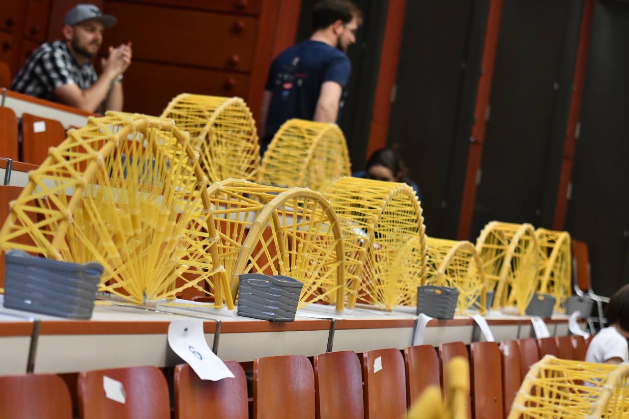 FOTO: V Mariboru študentje in dijaki ponovno gradili mostove iz špagetov
