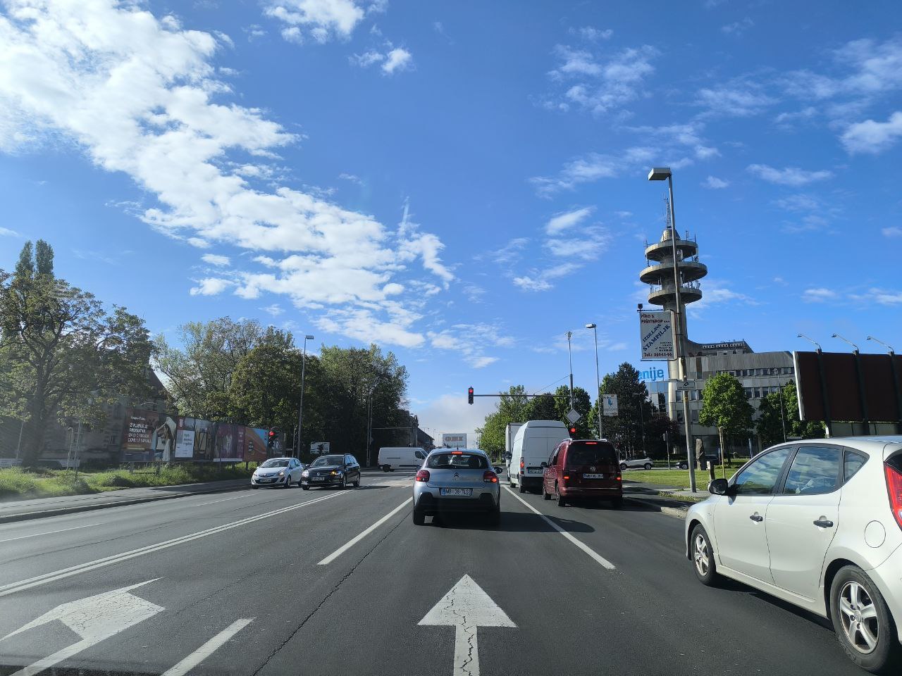 Slovenci za volani agresivni in nestrpni: Ali potrebujemo več policijskega nadzora?