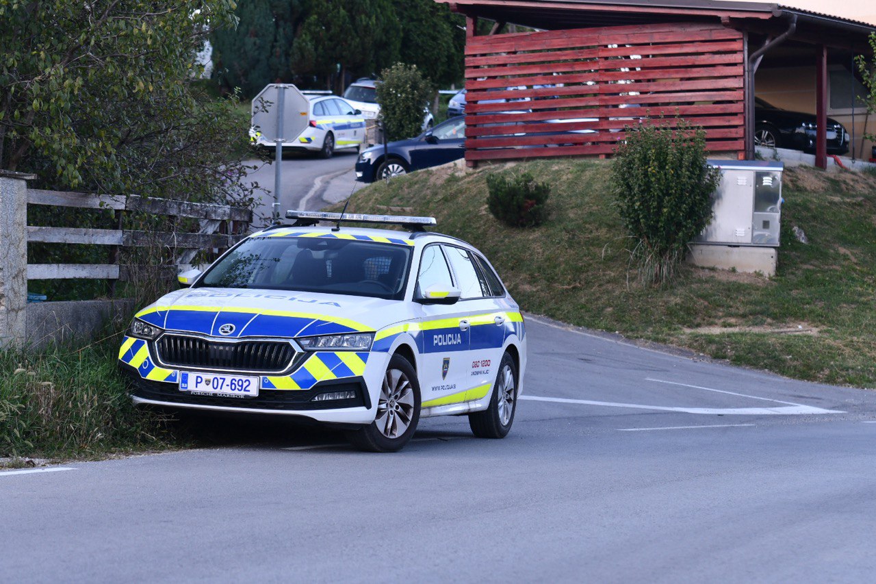 PU Maribor: Neznanec vlomil v stanovanje, odnesel denar in odpeljal avtomobil Golf