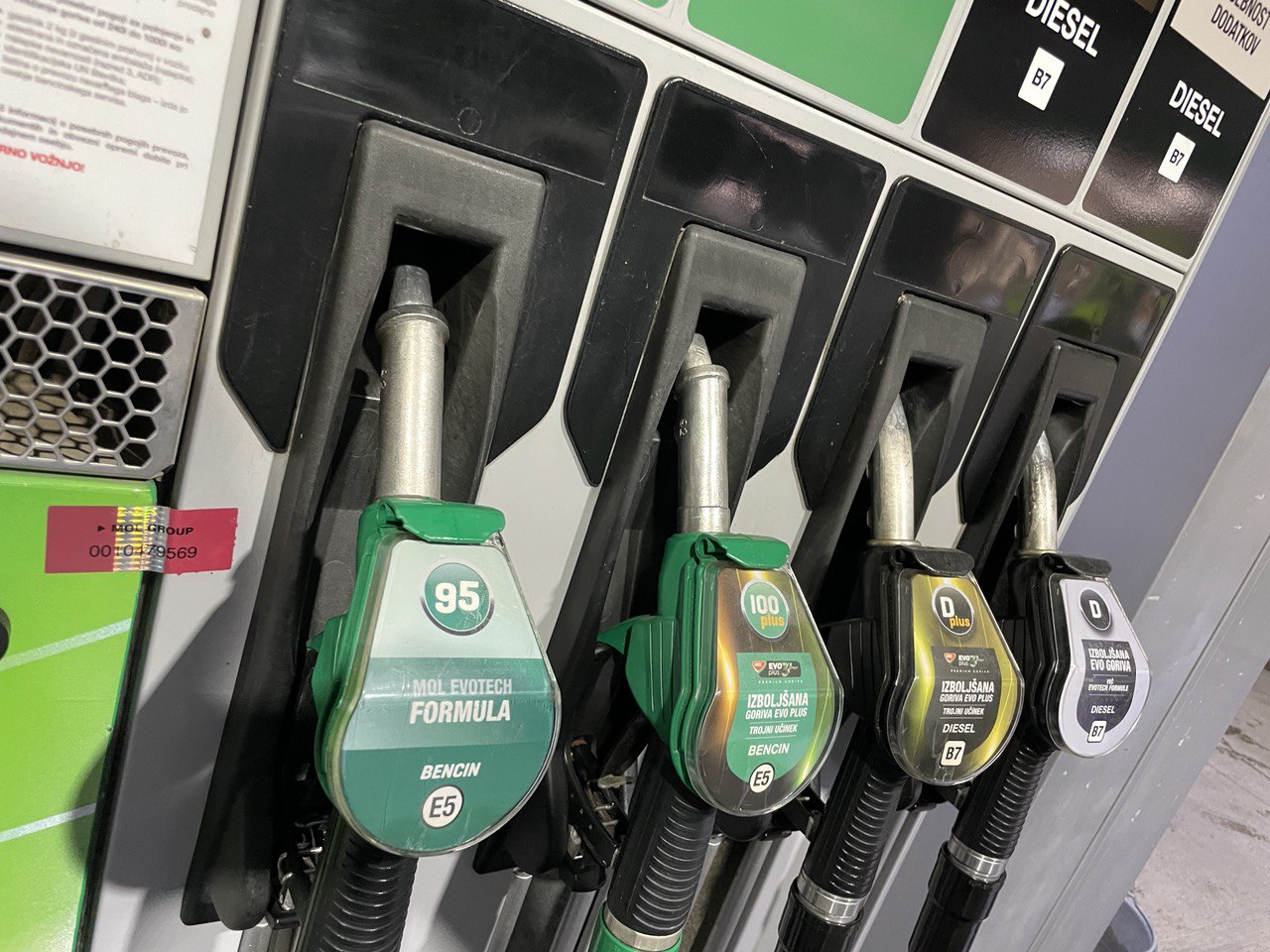 Je to začetek konca regulacije cen bencina in dizla?