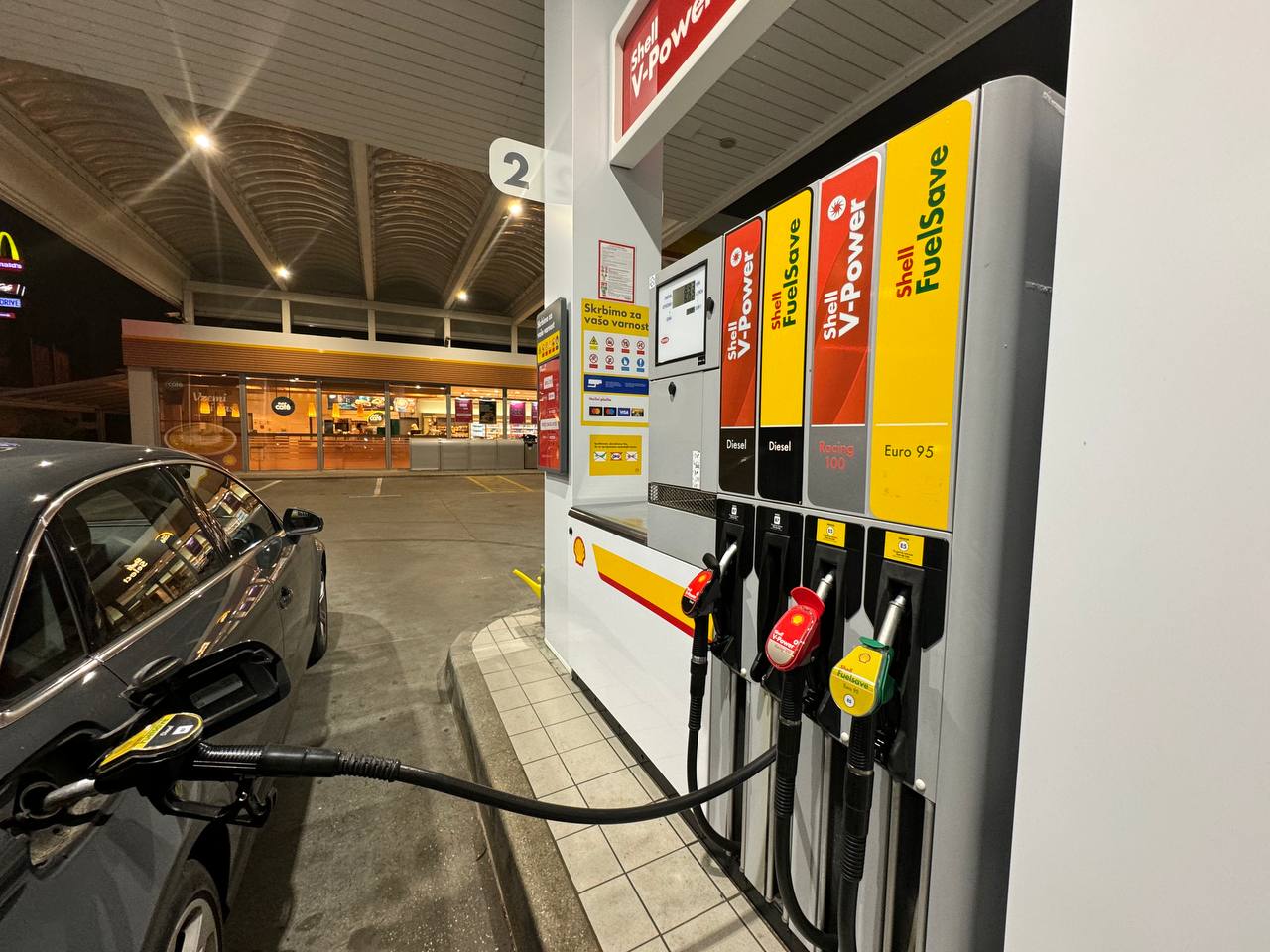 Olajšanje za denarnice tik pred prazniki: Toliko boste od torka odšteli za bencin in dizel