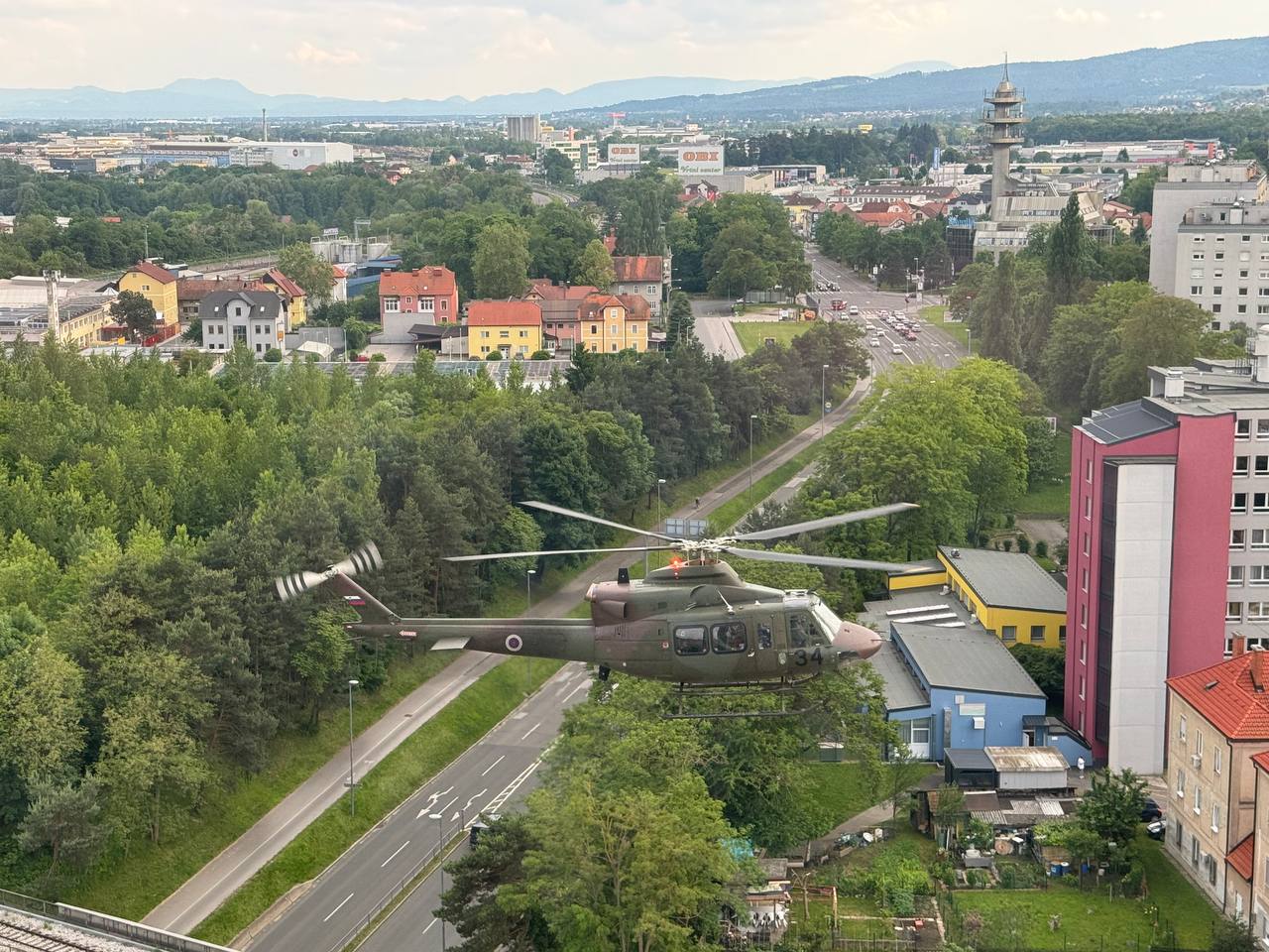 Nova tragedija: 40-letni motorist trčil v prometni znak in umrl v UKC Maribor