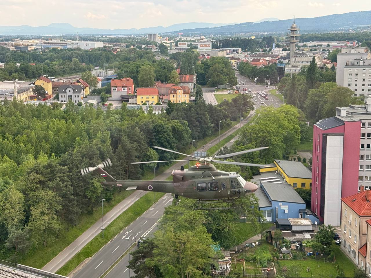 Med prevozom pacienta v UKC Maribor z laserjem ciljali na helikopter slovenske vojske