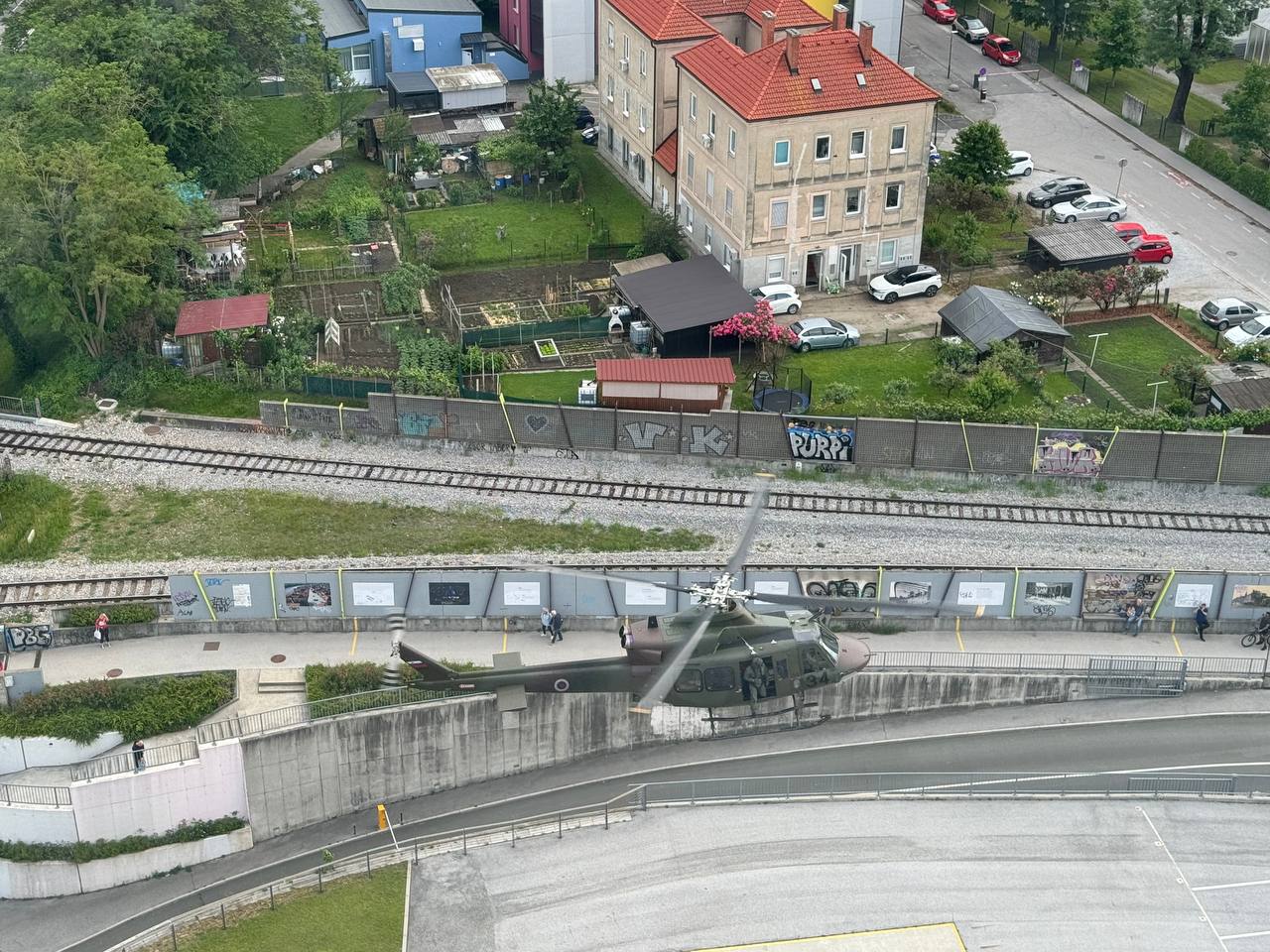 Traktor zapeljal čez lastnika, s helikopterjem so ga prepeljali v UKC Maribor