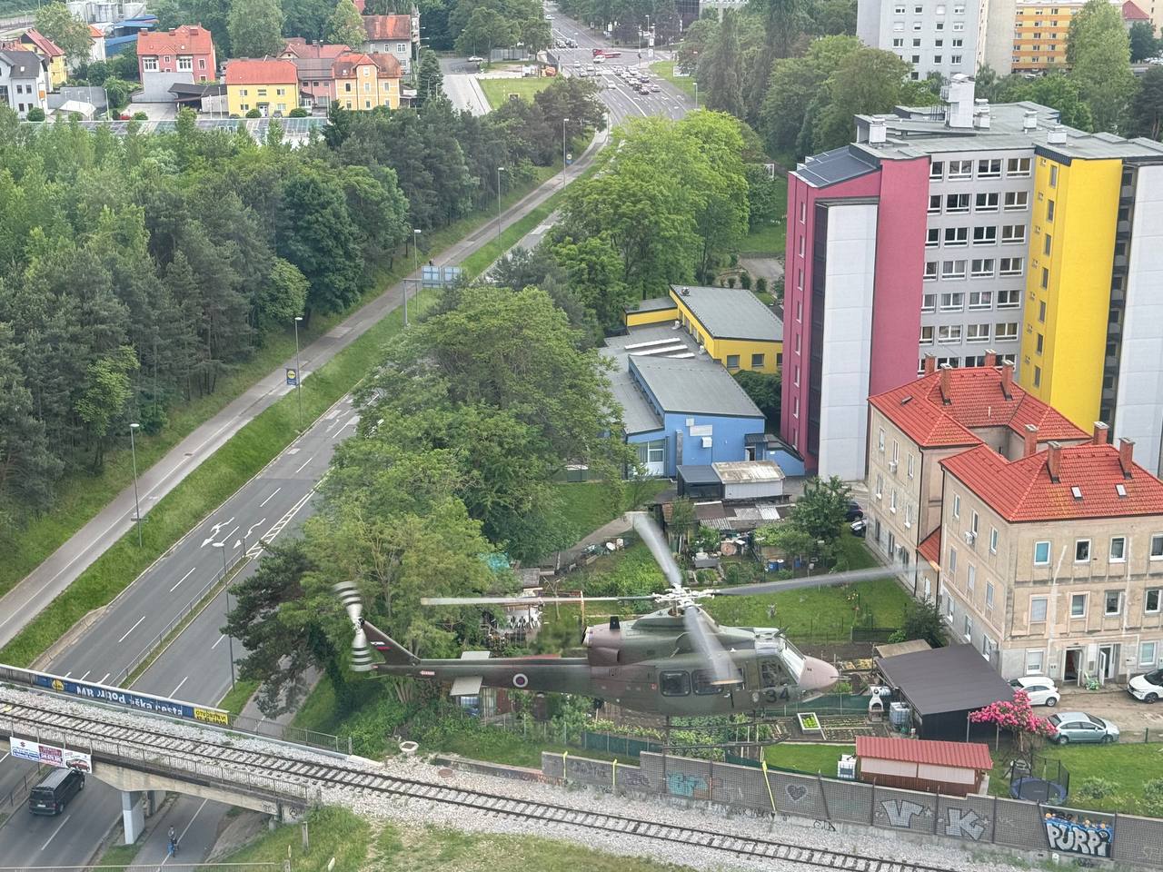 20-letnik trčil v drevo, s helikopterjem so ga morali odpeljati v bolnišnico