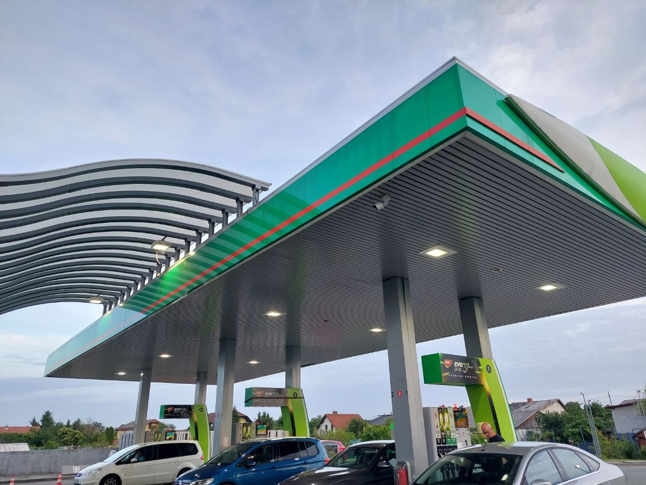 Brez strahu za voznike? Vlada naj bi konkretno ublažila skok cen bencina in dizla