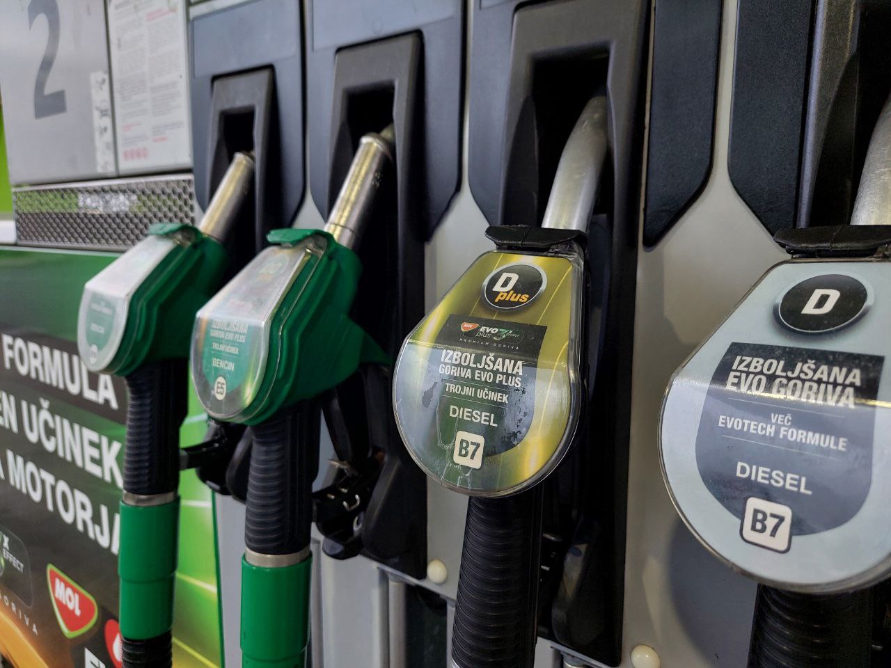 Strokovnjaki pričakujejo, da bodo cene goriv v Sloveniji padle: Kdaj in za koliko?