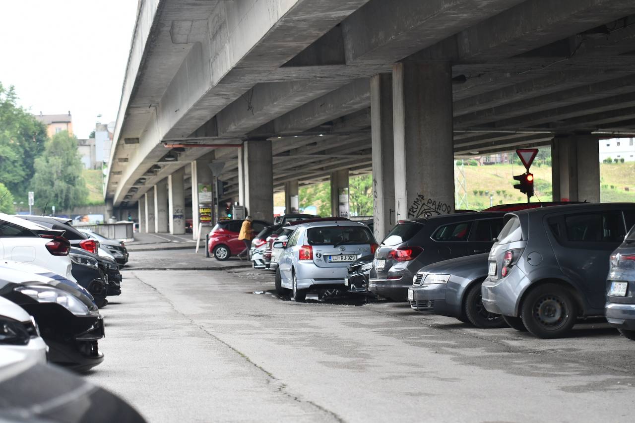 Pomembno brezplačno parkirišče za delavce Melja bi občina preoblikovala v plačljivo