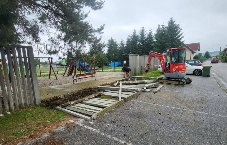 FOTO: Občina brez obvestila porušila ograjo ob igralih na Pobrežju