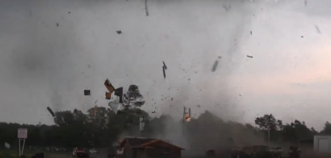 VIDEO: Huda neurja, toča v velikosti teniške žogice in tornadi pustošijo po ZDA: Umrlo najmanj 15 oseb