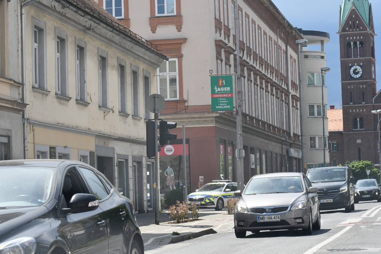 Elektronski cigaret ga je stal prostosti: Moški se je sredi Maribora 'spravil' na mimoidočo