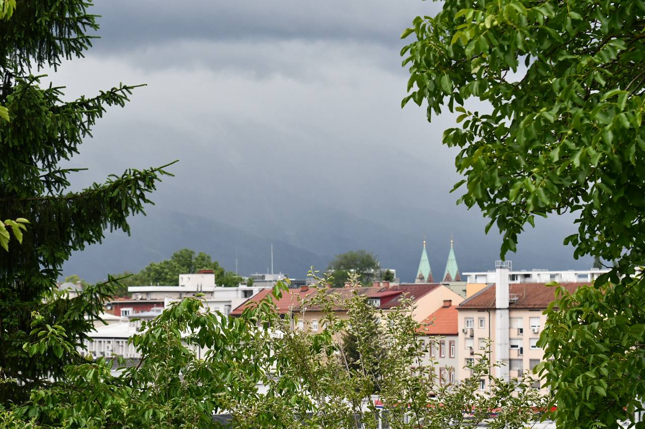 Danes bo počilo: Vročinski vrhunec prinaša huda neurja, toča lahko pustoši po teh delih Slovenije
