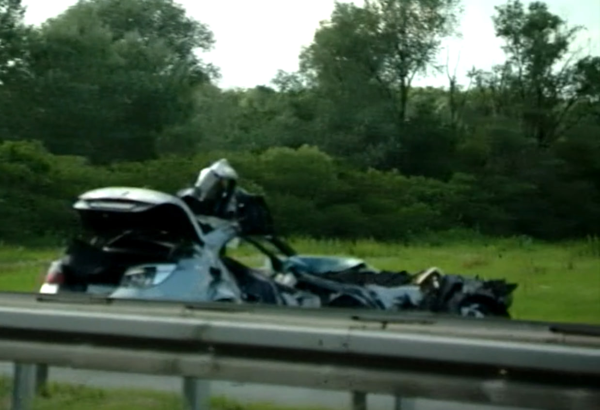 BMW na avtocesti trčil v tovornjak: Na kraju umrla mlada starša, dveletni otrok huje poškodovan