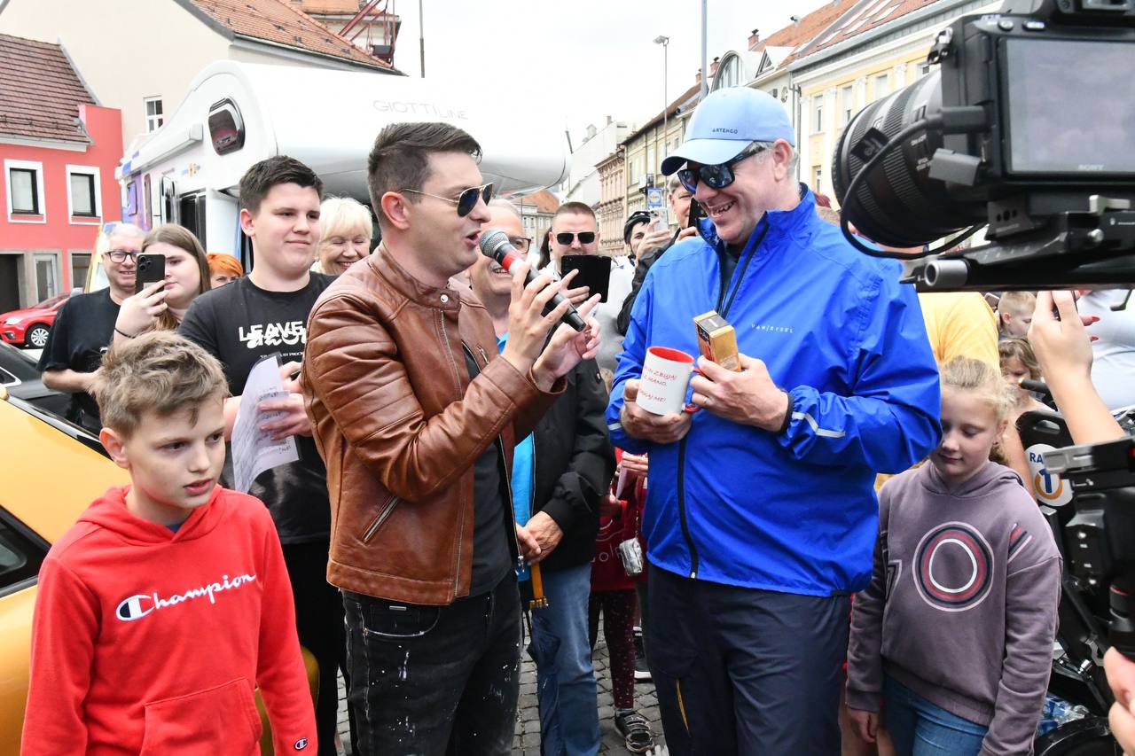 FOTO: Deželak Junak danes v naših krajih, v Mariboru ga je pričakala množica in Damjan Murko s sinom