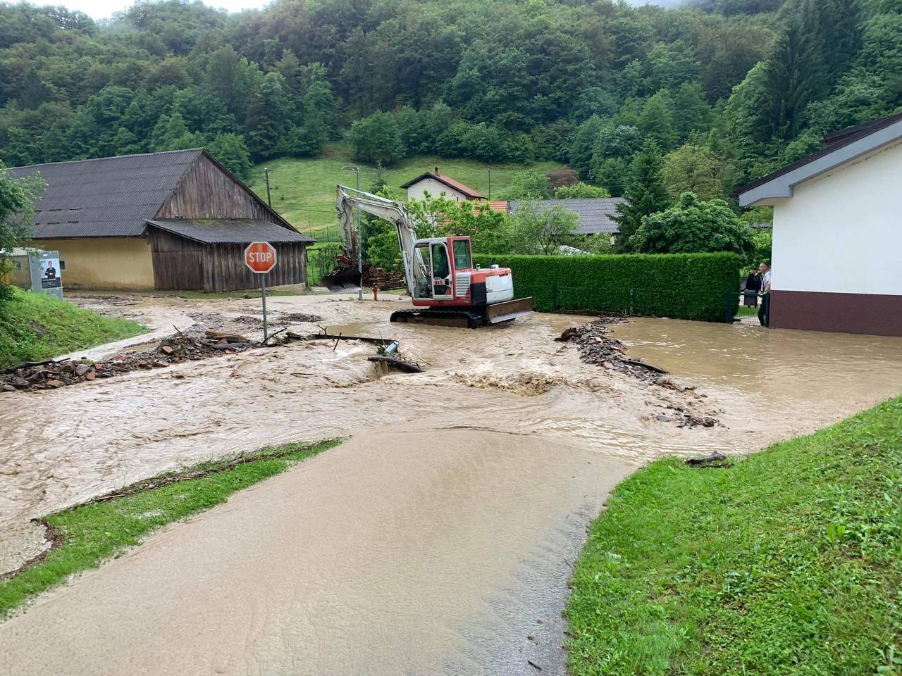 Gasilci posredovali več kot 131 krat: Voda zalivala kleti, v Mariboru pa strela udarila v hišo