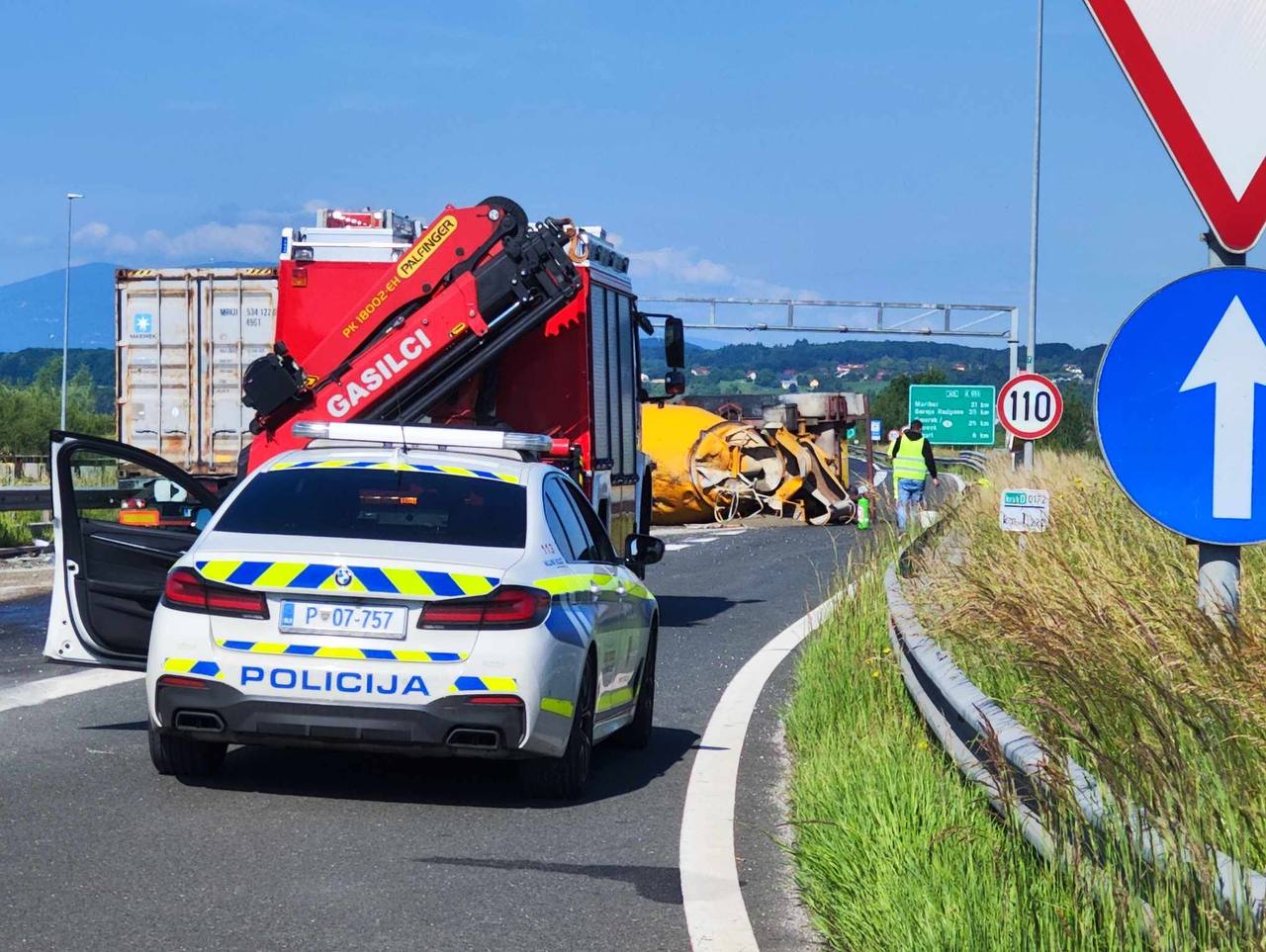 FOTO: Zaradi nesreče zaprta avtocesta pri Sveti Trojici