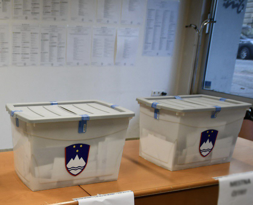 Dežurna služba prejela že 64 obvestil o domnevnih kršitvah volilnega molka