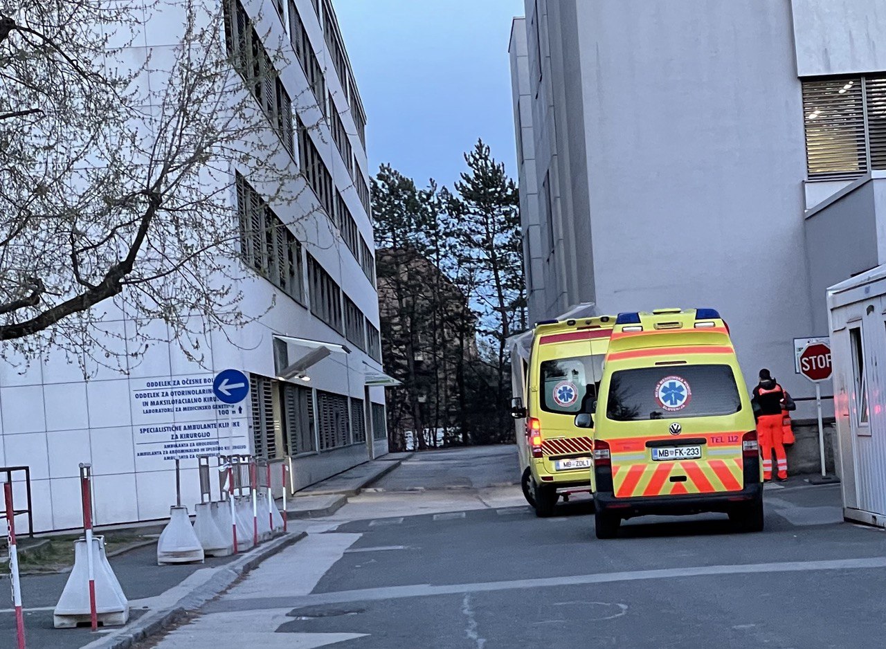 Na Tržaški cesti trčil v kolesarja, ki je utrpel hude poškodbe